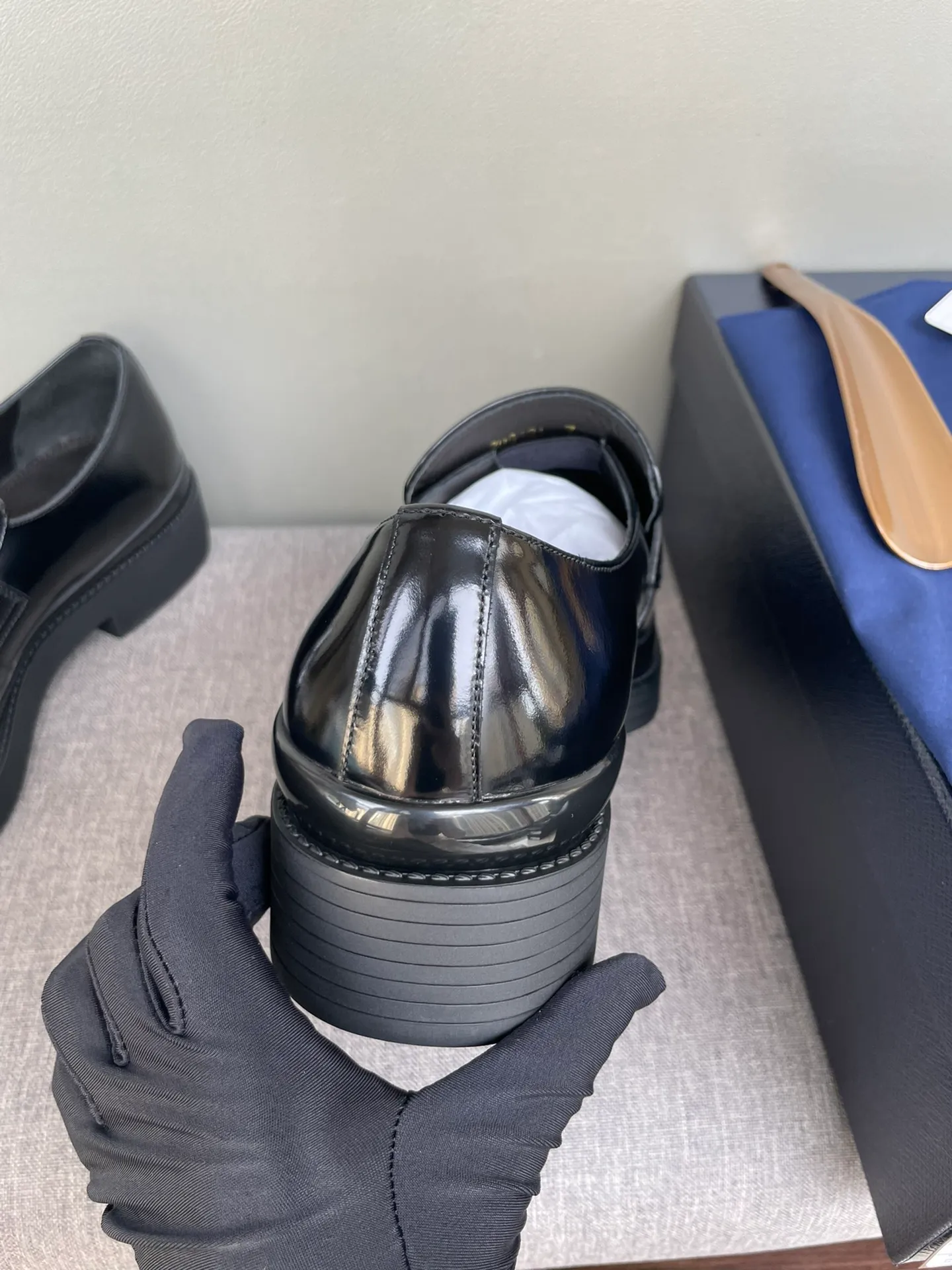 Men's shoes 💰860 💰Best recommendation✨PRADA Prada top purchasing quality imported upper with color-brushed edge beads carved toe design cowhide lining private molded TPU outsole non-slip, wear-resistant and elastic fashionable and versatile burgundy black blue 39-44 in stock (38, 45 customized for replacement, return and exchange)